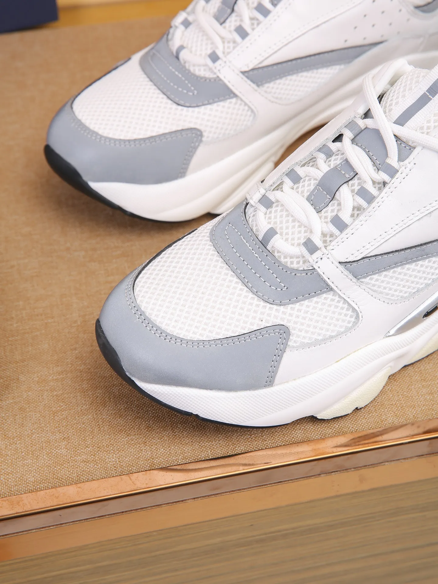 Factory price: 460💰Dior’s top version of D’s b22 men’s sports shoes. Inspired by retro running styles, the chunky low-top silhouette features gray calf leather and blue and white mesh fabric uppers, atop a black, white and blue engraved rubber sole. Nylon ribbon accents the blue mesh tongue and heel counter, and a "dio~" logo appears on the side. Pair it with a suit for a striking contrast and add a sportswear-chic edge to your look. The thick sole can be about 4cm~ Size: 38-45, [46, 47 customized]